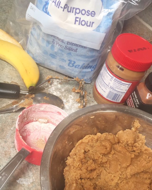 CINNAMON PEANUT BUTTER BANANA COOKIES