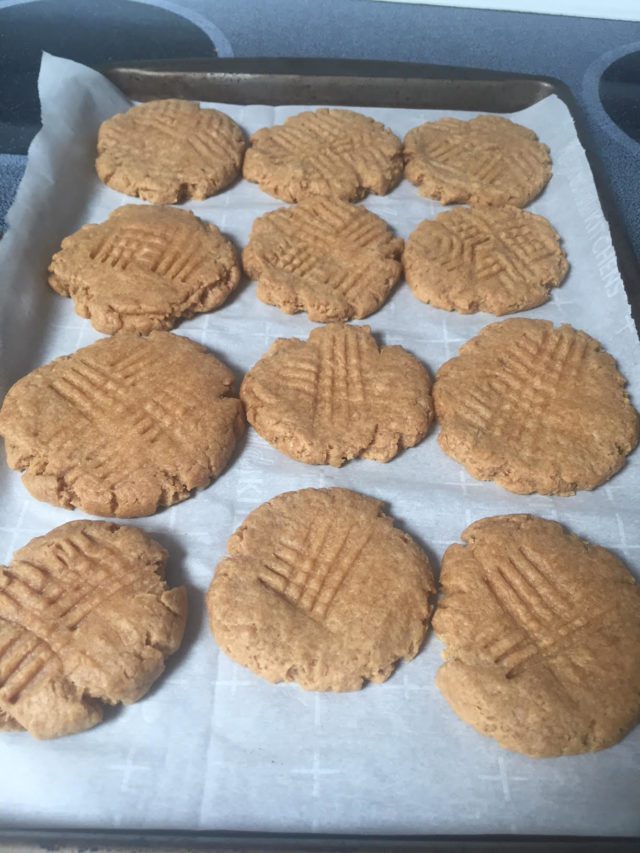 CINNAMON PEANUT BUTTER BANANA COOKIES