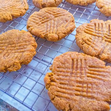 CINNAMON PEANUT BUTTER BANANA COOKIES