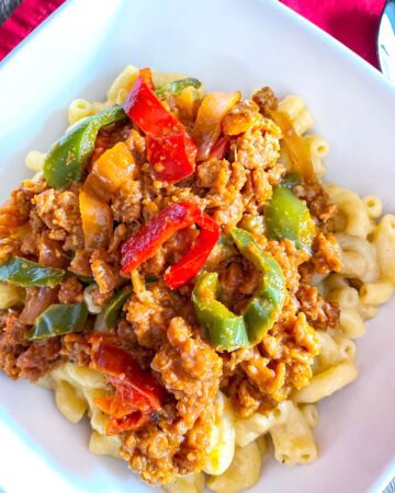 Fajita Mac and Cheese in a white plate